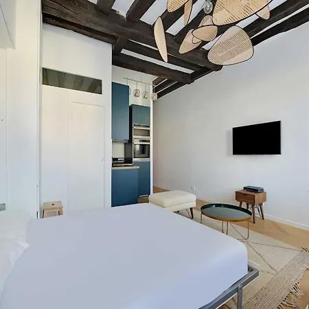 Modern Getaway For Two - Marais Place Vosges Holiday home Paris